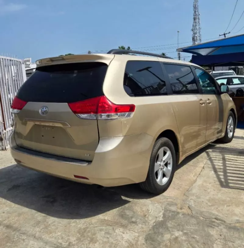 Toyota Sienna   - 2012