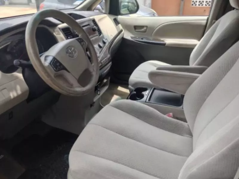 TOYOTA Sienna   - 2011
