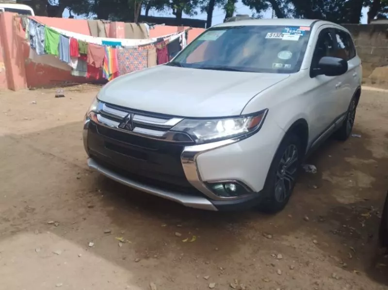 Mitsubishi Outlander   - 2019