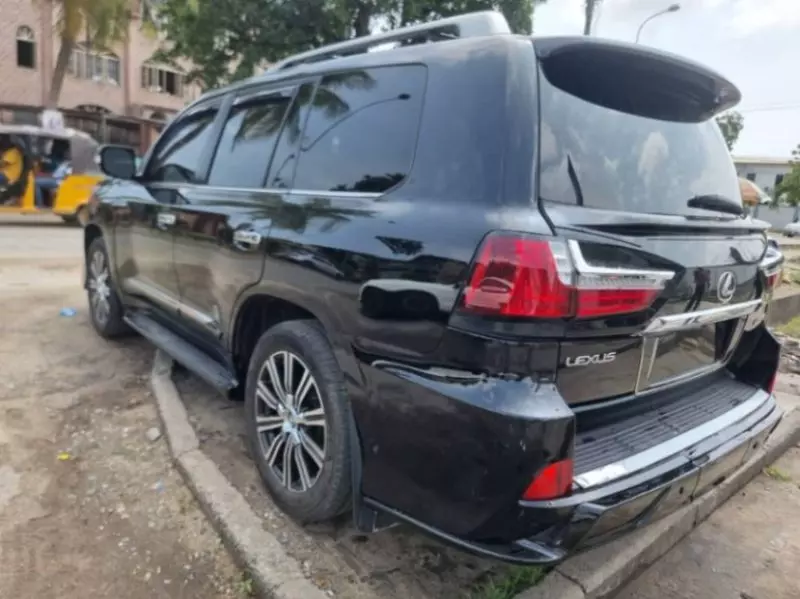 Lexus LX 570   - 2010