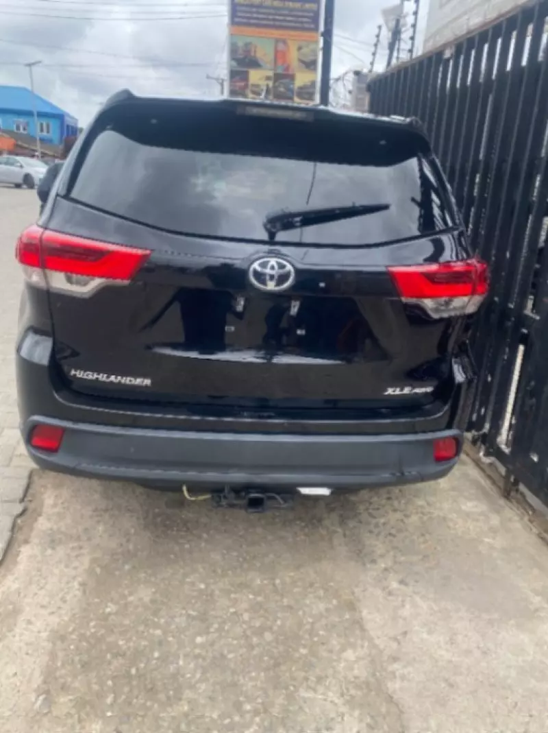 Toyota Highlander   - 2017