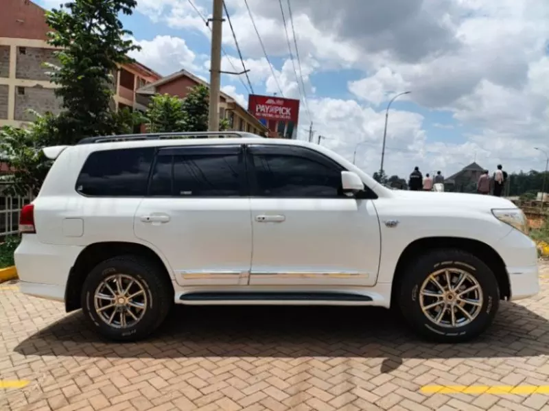 Toyota Landcruiser  V8   - 2011