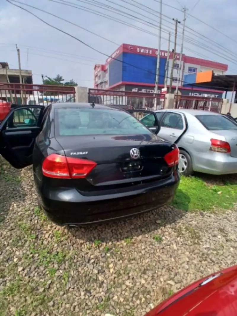 Volkswagen Passat   - 2011
