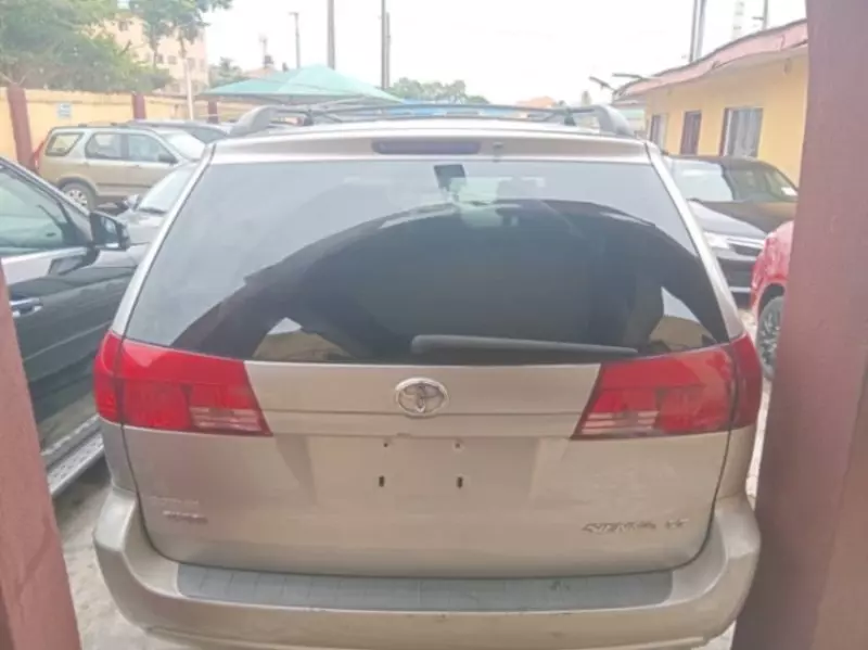 Toyota Sienna   - 2004