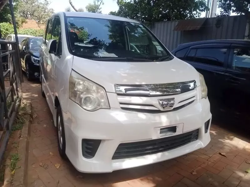 Toyota Noah   - 2012