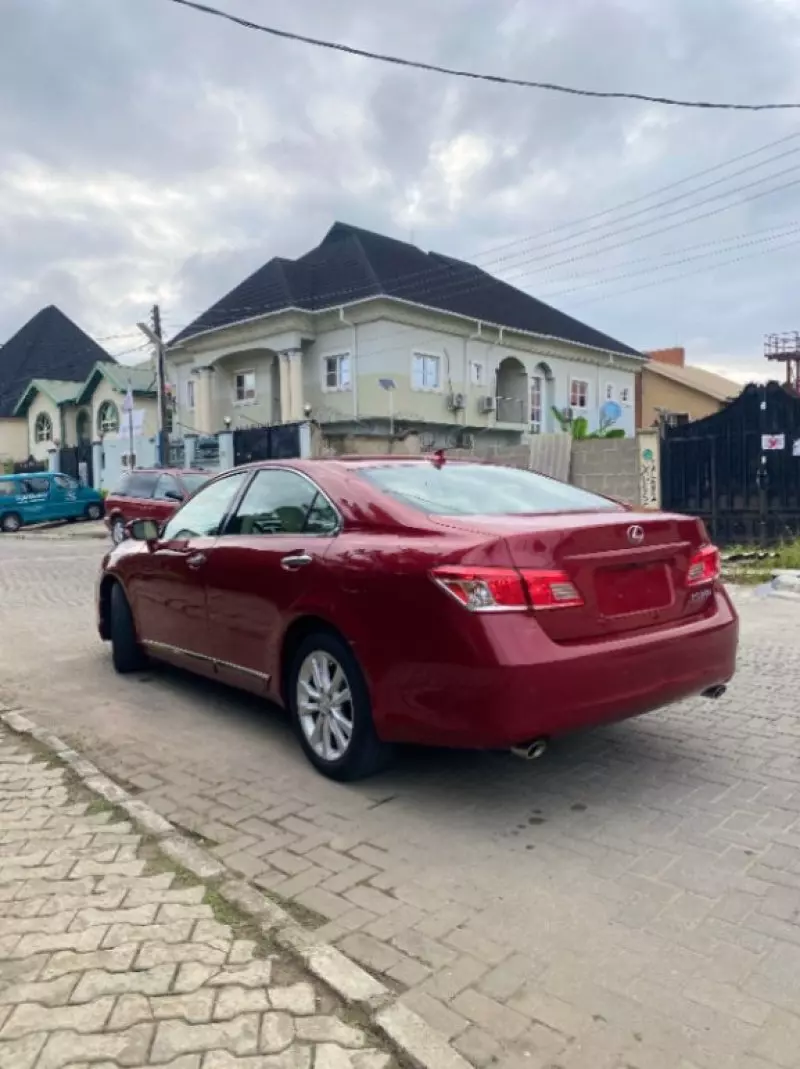 Lexus ES 350   - 2010