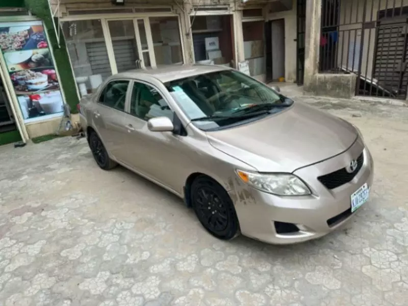 TOYOTA Corolla - 2010