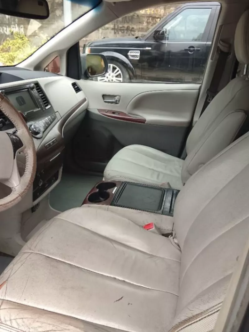 TOYOTA Sienna - 2013