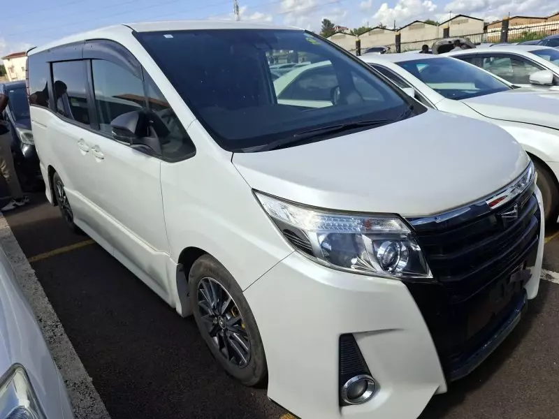 Toyota Noah Hybrid - 2016