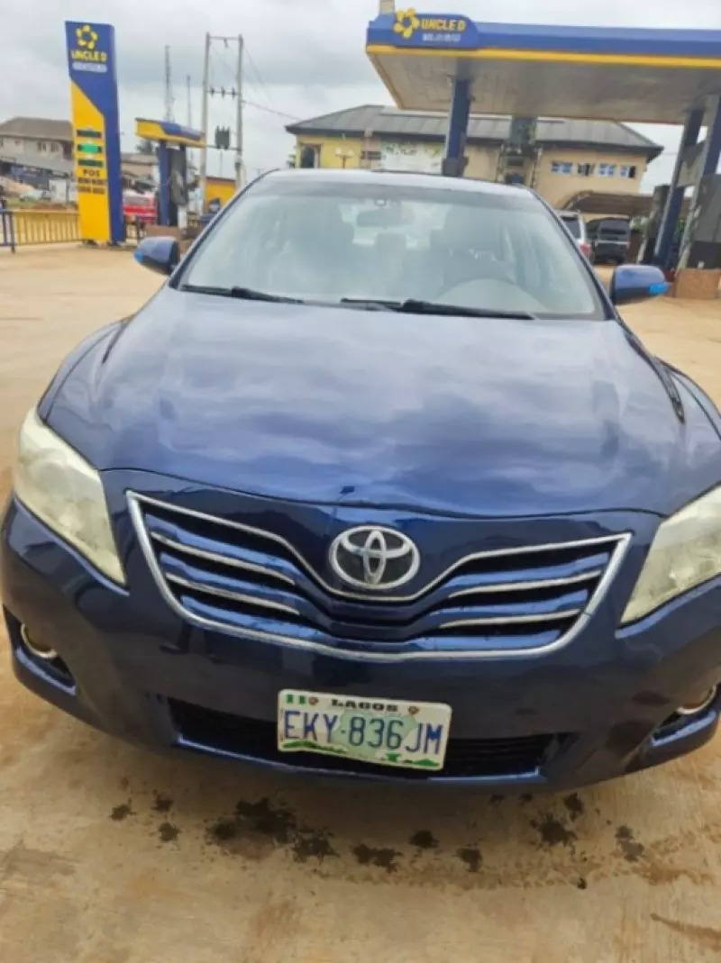 TOYOTA Camry - 2010