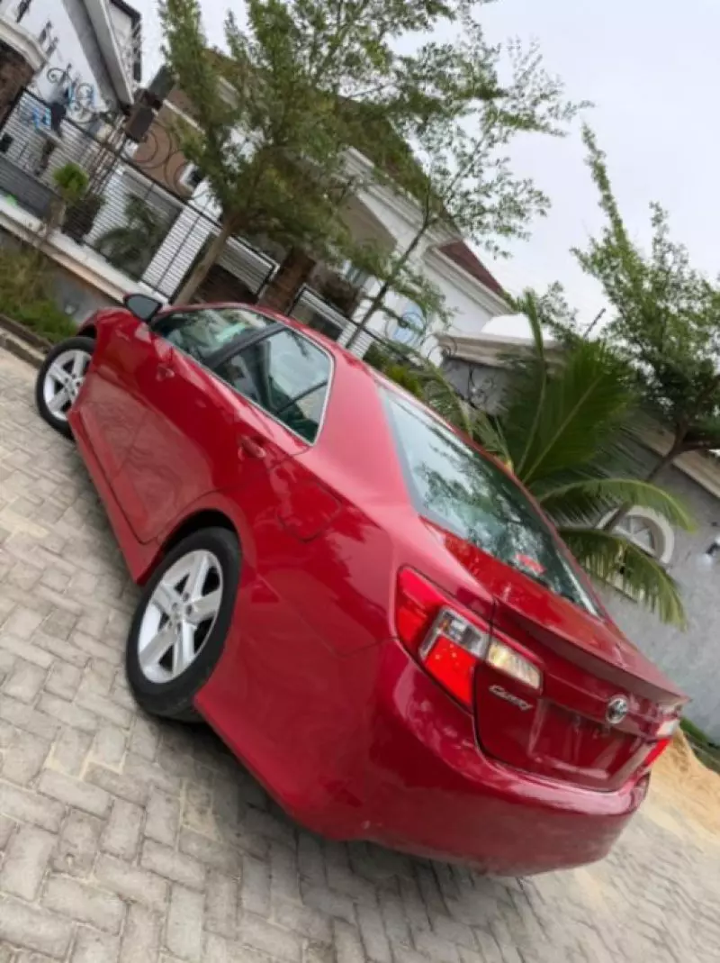 Toyota Camry   - 2012