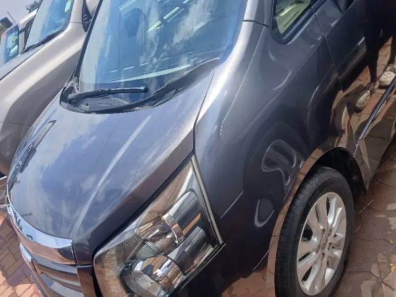 Toyota Noah   - 2012