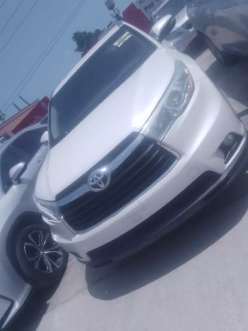 Toyota Highlander   - 2016