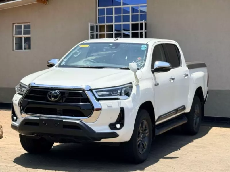 Toyota Hilux   - 2021
