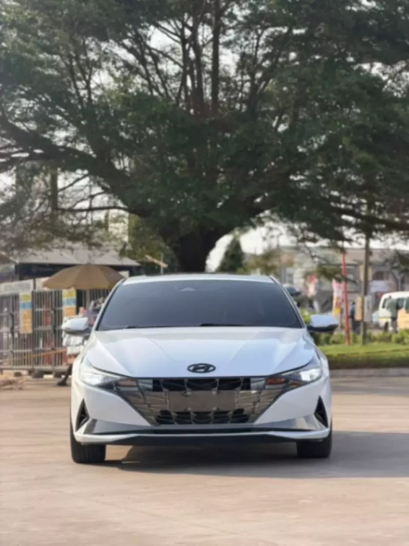 Hyundai Elantra   - 2022