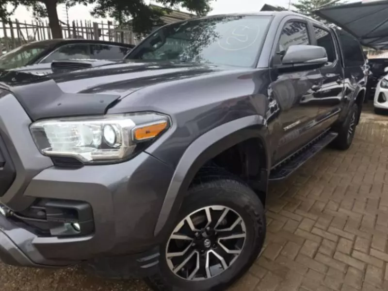 TOYOTA Tacoma   - 2017