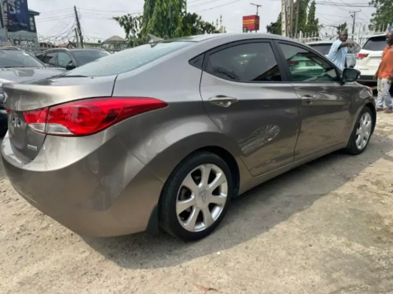 Hyundai Elantra   - 2013