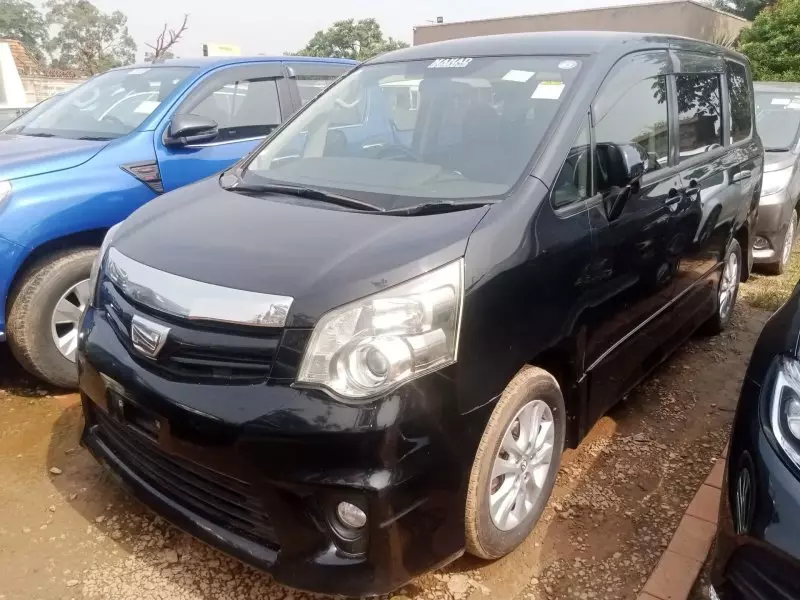 Toyota Noah   - 2012