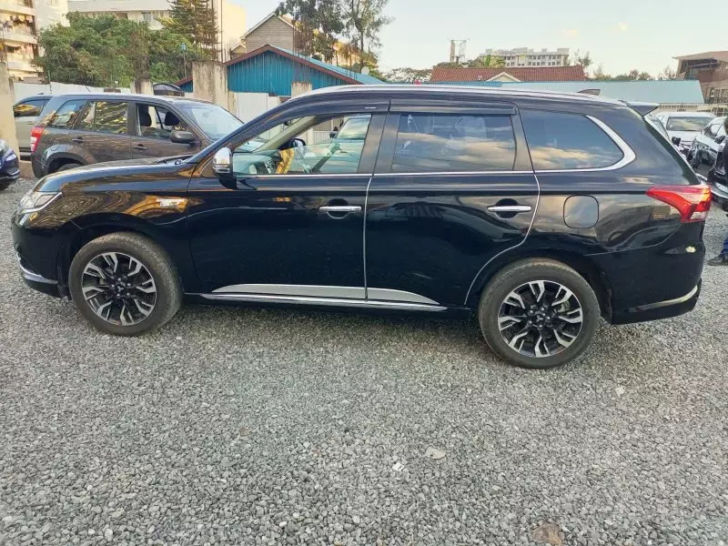 Mitsubishi Plug-in Hybrid Outlander   - 2016
