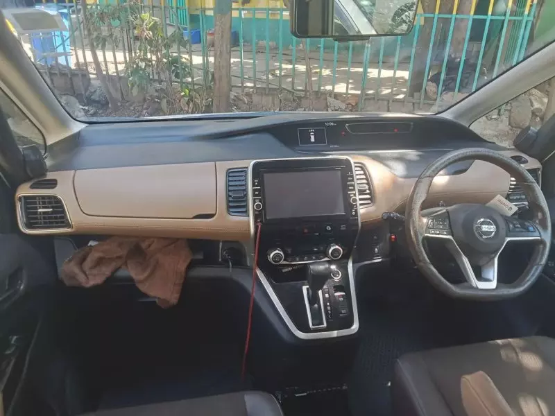 Nissan Serena   - 2017