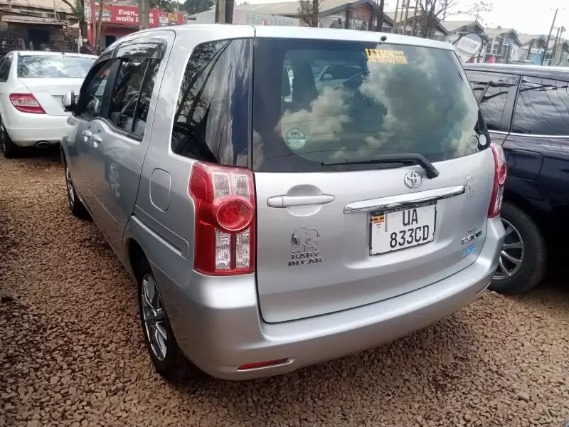 Toyota Raum    - 2010