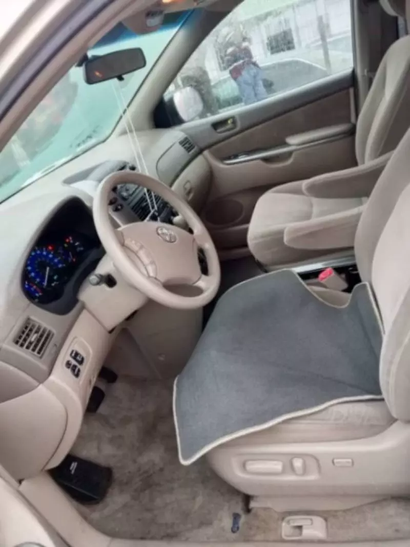 TOYOTA Sienna   - 2010