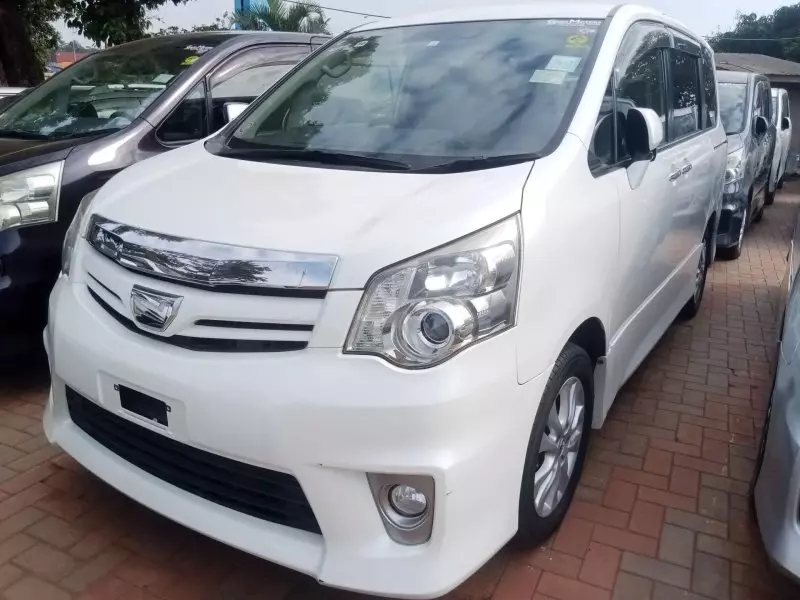 Toyota Noah - 2012