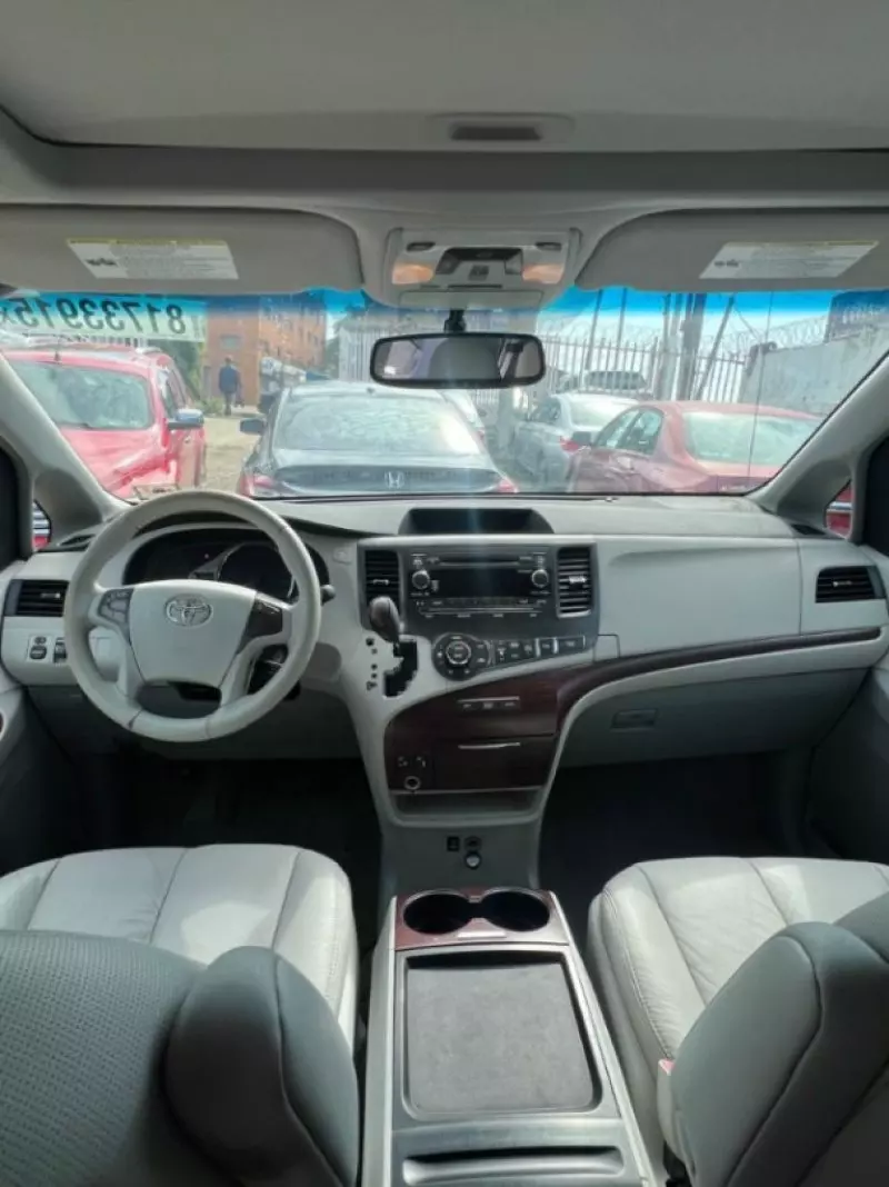 TOYOTA Sienna   - 2011