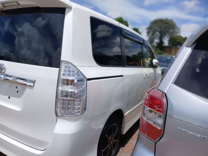TOYOTA Noah - 2013