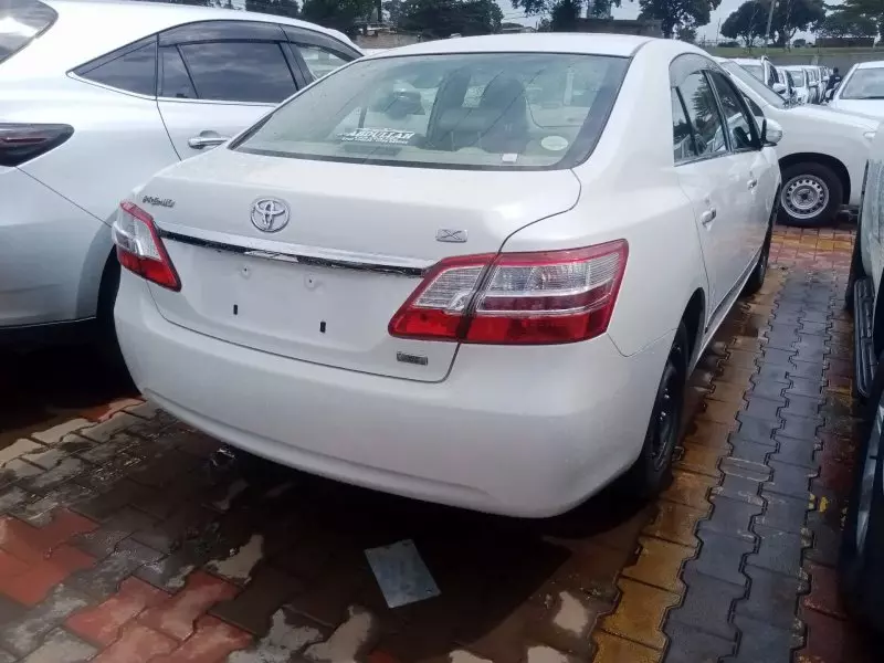 Toyota Premio    - 2012