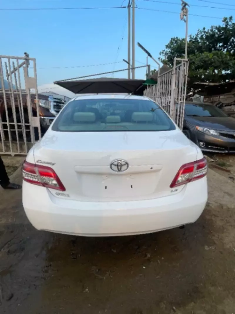 Toyota Camry   - 2011