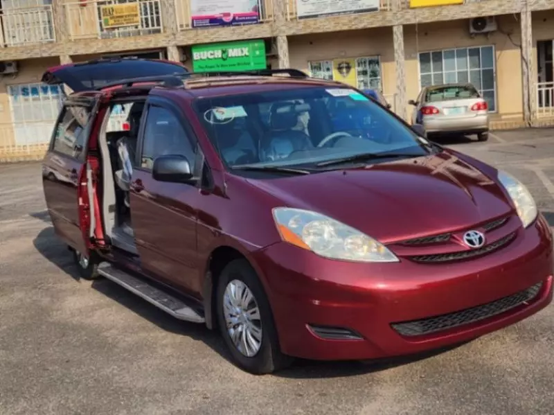 Toyota Sienna - 2011