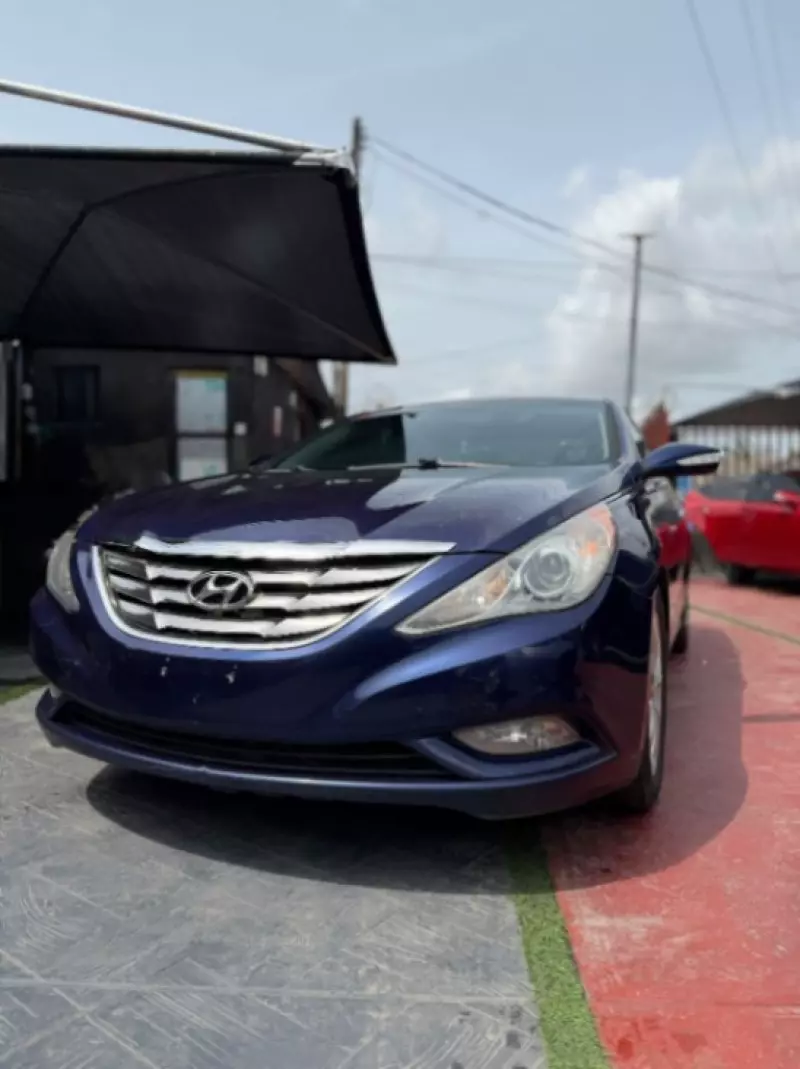 Hyundai Sonata   - 2011