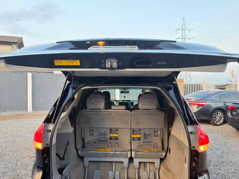 Toyota Sienna   - 2011