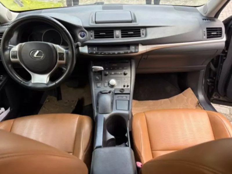 Lexus CT 200h   - 2012