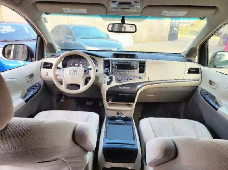 TOYOTA Sienna   - 2011