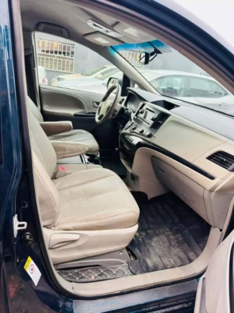 Toyota Sienna   - 2011