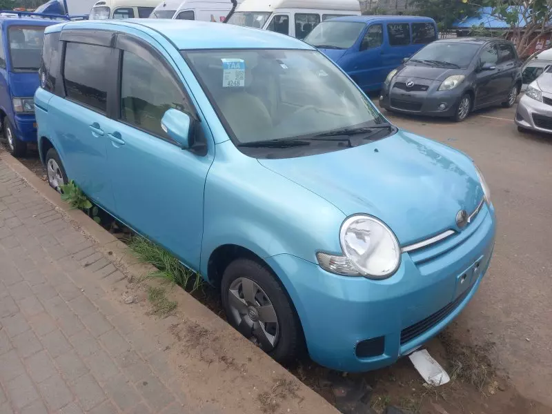 Toyota Sienta   - 2012