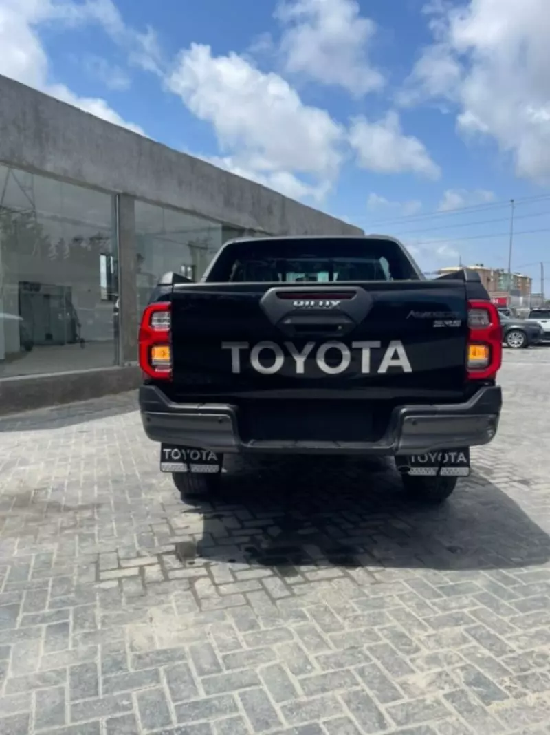 Toyota Hilux   - 2025