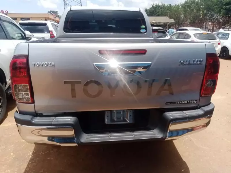 Toyota Hilux   - 2017