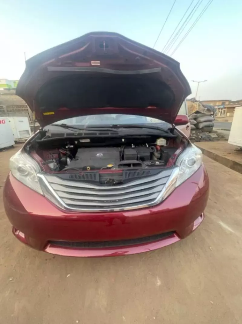 Toyota Sienna   - 2013