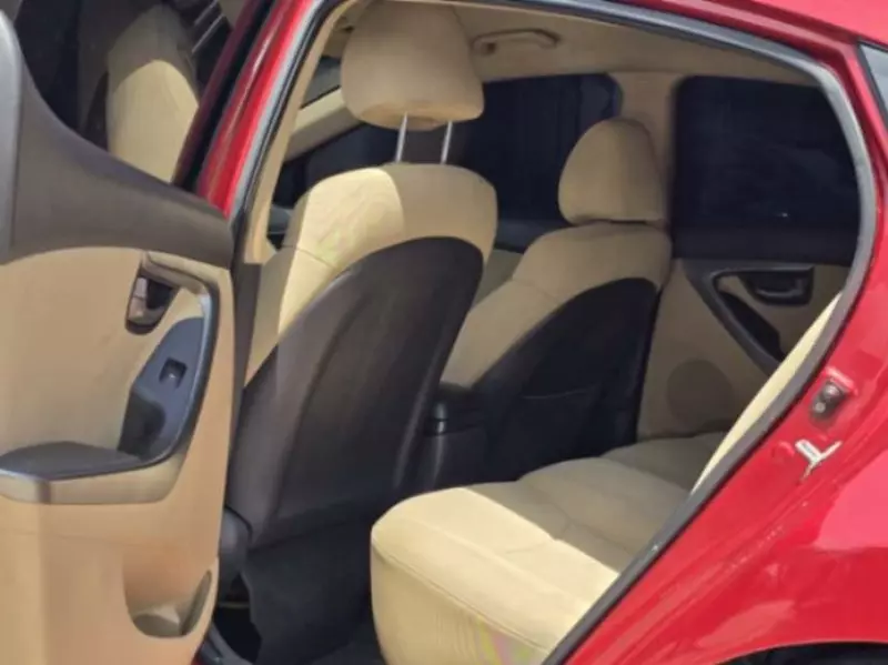 Hyundai Elantra   - 2011