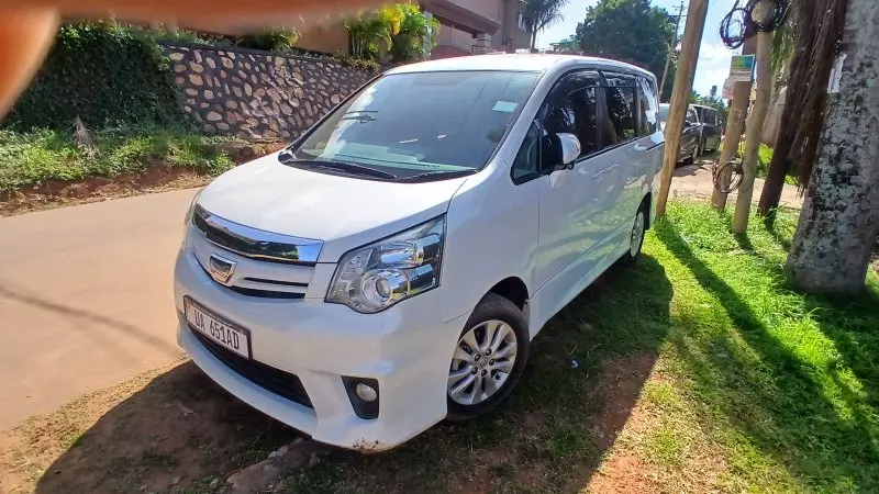 Toyota Noah - 2010