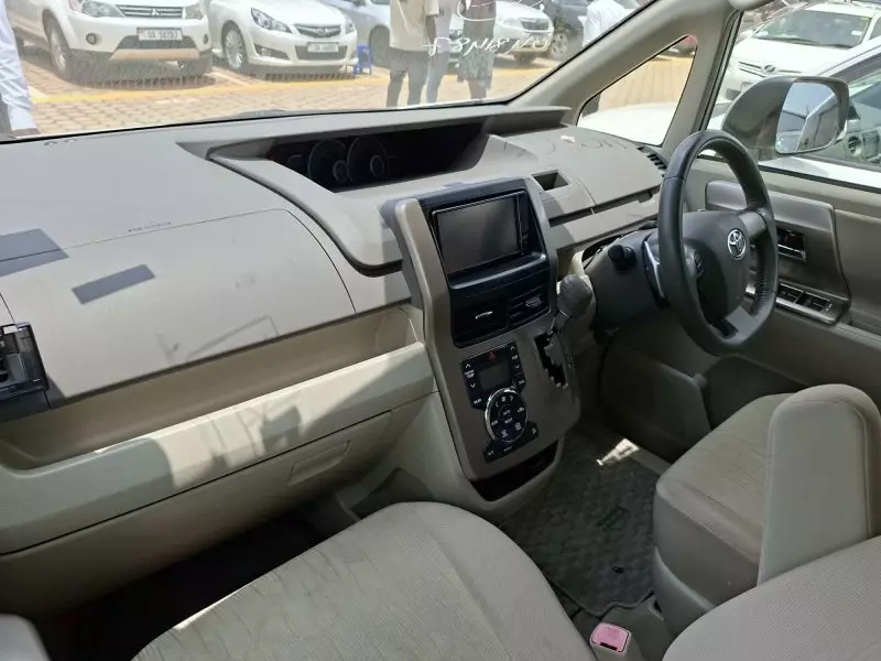 Toyota Noah   - 2012