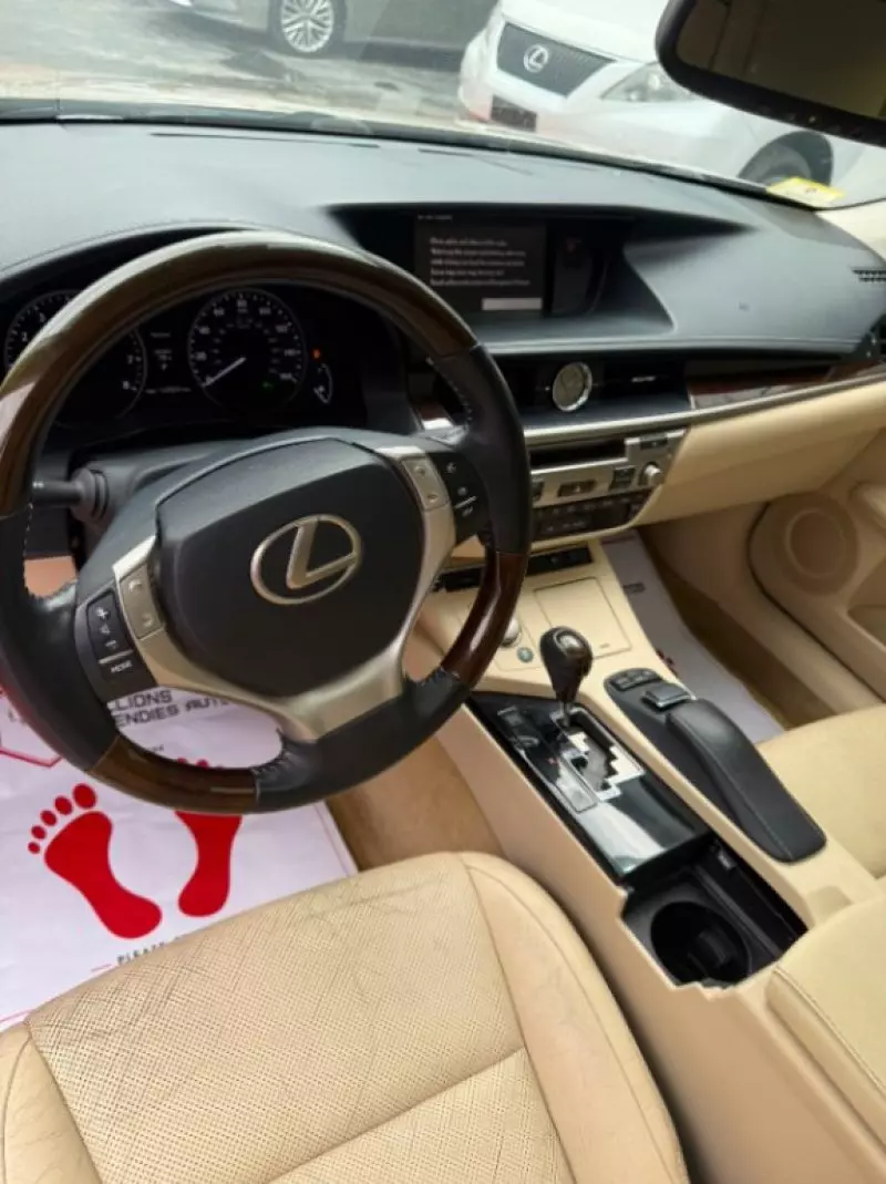 Lexus ES   - 2014