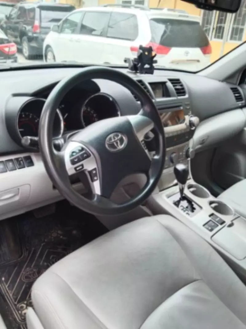 Toyota Highlander   - 2012