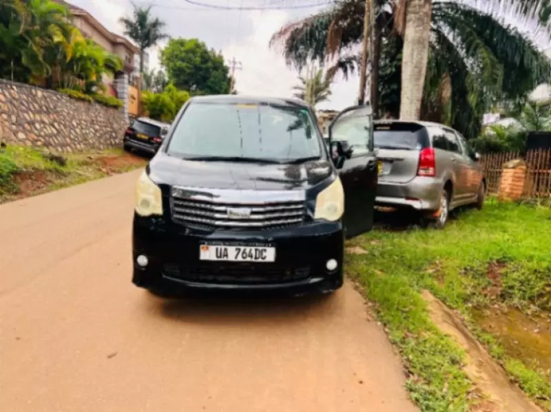TOYOTA Noah   - 2011