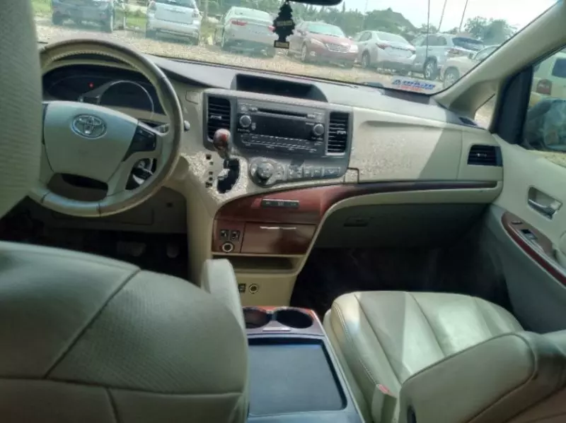 TOYOTA Sienna - 2011