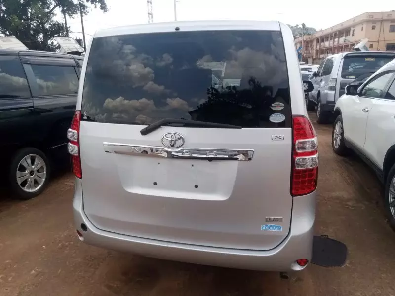 Toyota Noah   - 2012