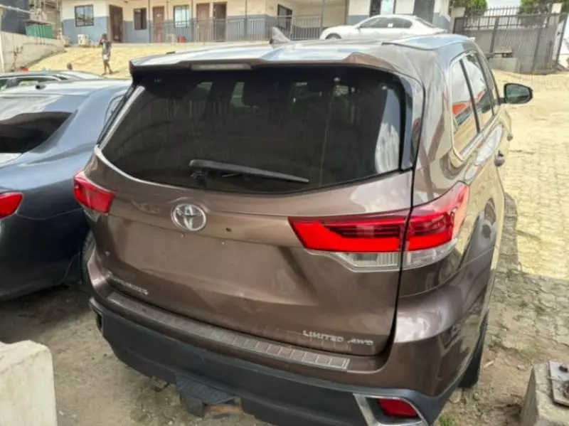 Toyota Highlander   - 2017